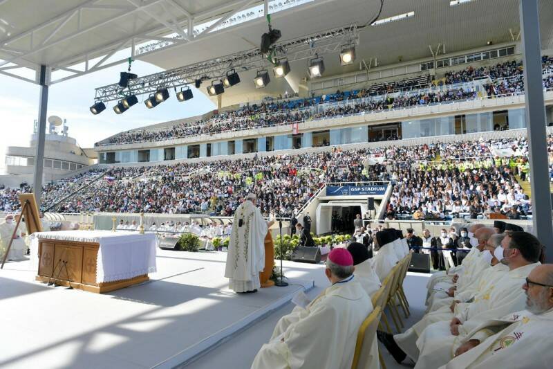 Il Papa ai cattolici: “No al moralismo che giudica, sì alla misericordia che abbraccia”