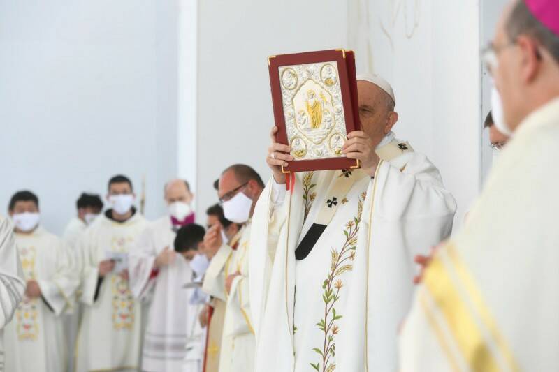 Il Papa ai cattolici: “No al moralismo che giudica, sì alla misericordia che abbraccia”