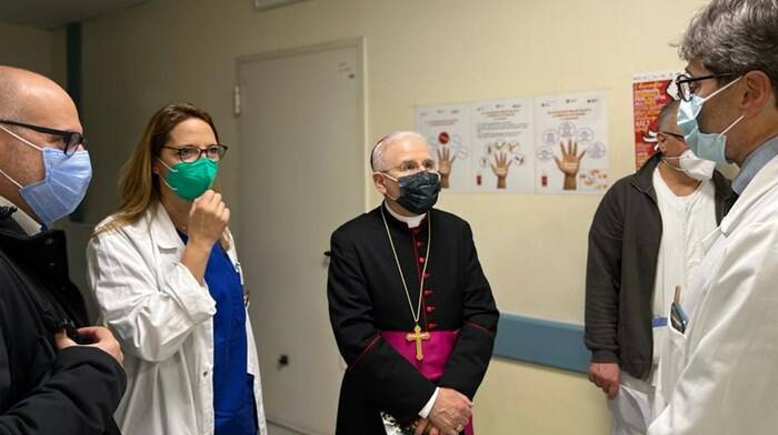 Latina, visita di mons. Crociata ai pazienti ricoverati all’ospedale “Goretti”