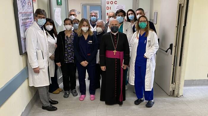 Latina, visita di mons. Crociata ai pazienti ricoverati all’ospedale “Goretti”