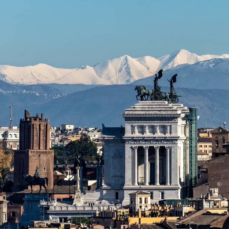 La neve “abbraccia” Roma: la spettacolare foto del monte Velino visto dal Gianicolo