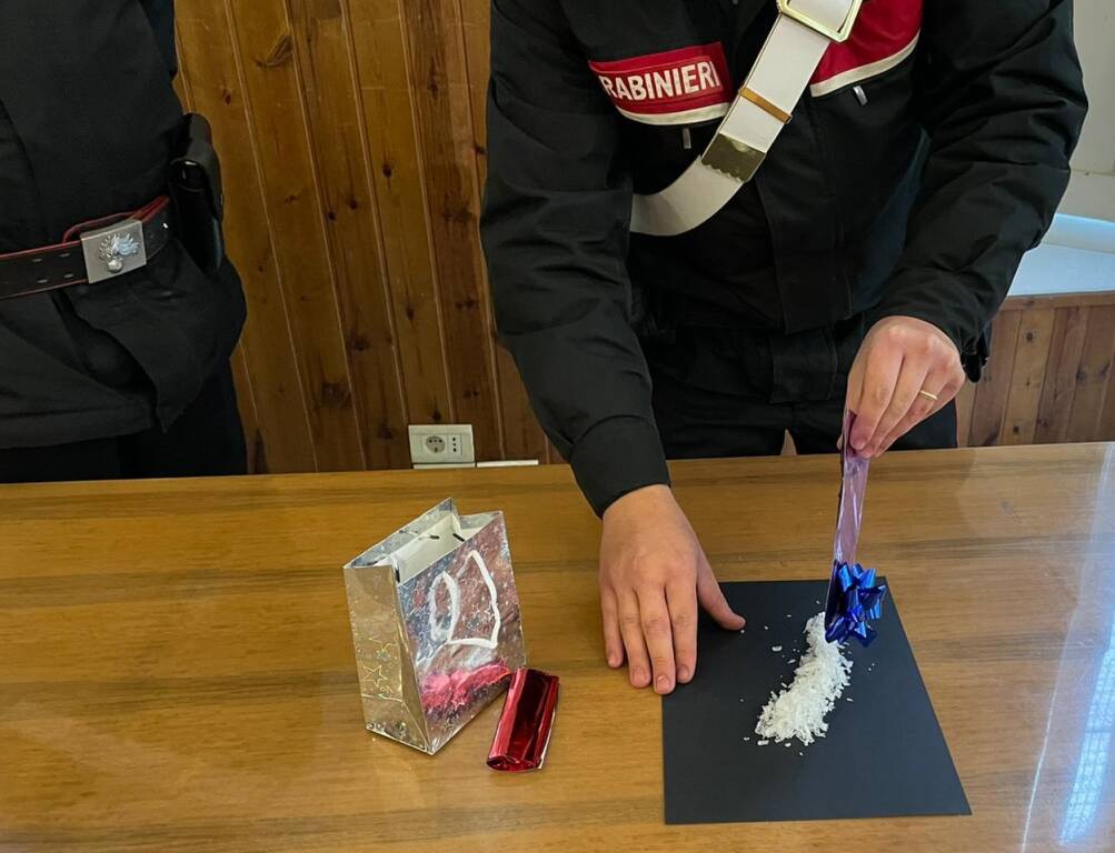 Roma, in giro per il centro con un regalo di Natale contenente droga: arrestato
