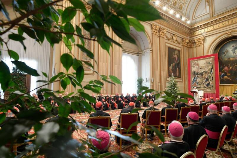 Il Papa striglia la Curia Romana: “Basta favoritismi e pettegolezzi: convertitevi alla sobrietà”