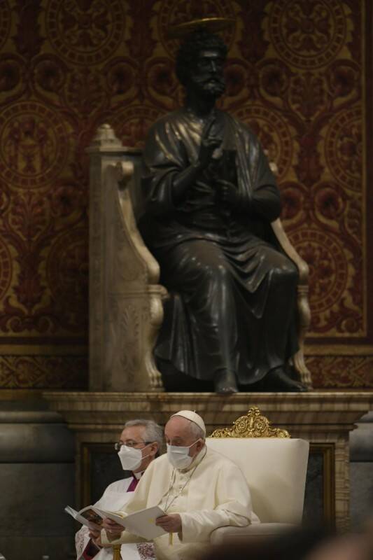 Fuoriprogramma in Vaticano: il Papa in basilica assiste ma non presiede il Te Deum di fine anno