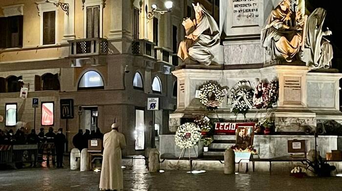 Rose bianche e preghiere: all’alba l’omaggio del Papa all’Immacolata nel cuore di Roma