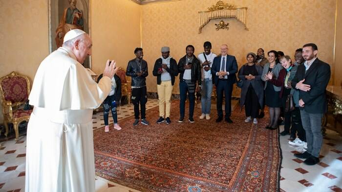 Il Papa festeggia il compleanno con i migranti ma il regalo… glielo fa lui