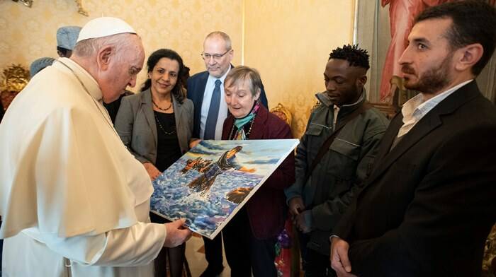 Il Papa festeggia il compleanno con i migranti ma il regalo… glielo fa lui