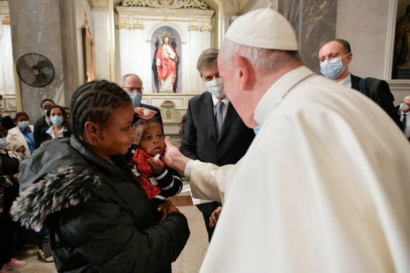 Migranti, l’appello di Papa Francesco: “Assicurare a tutti il diritto a non dover emigrare”
