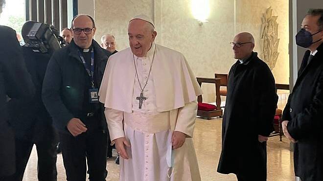 Fiumicino, la carezza di Papa Francesco ai clochard dell’aeroporto