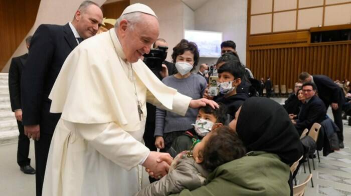L’appello del Papa all’Europa: “Aprire la porta del cuore ai profughi”