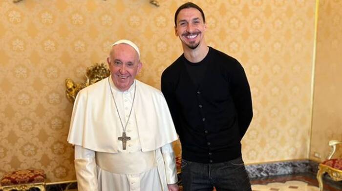 Ibrahimovic in Vaticano regala il suo libro a Papa Francesco: “Santità, le piace il Milan?”
