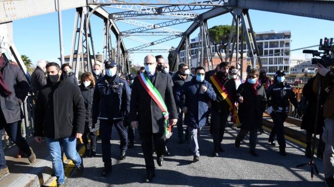 Roma, dopo il rogo riapre il Ponte di Ferro: Ostiense “riabbraccia” viale Marconi
