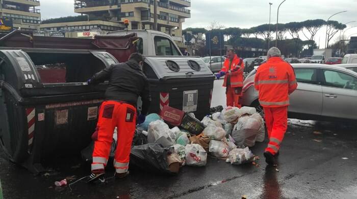 Gualtieri presenta il nuovo piano rifiuti per Roma: “Nel 2035 saremo al 70% di differenziata”
