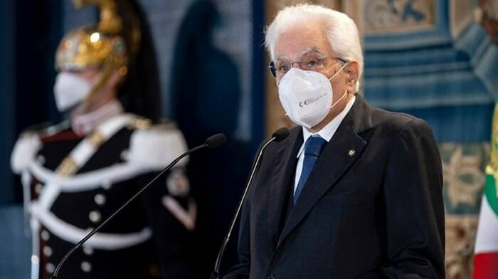 Il Presidente Mattarella chiede un taglio al suo stipendio