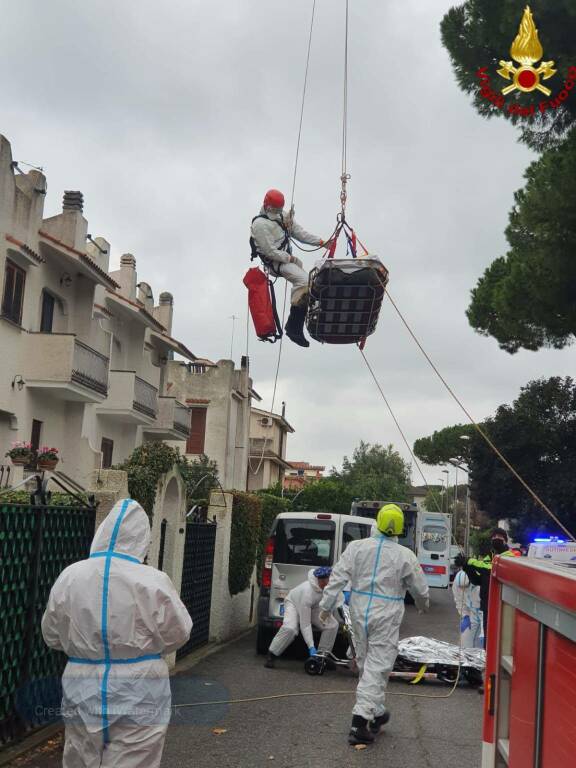 Santa Marinella, soccorso Covid “acrobatico” : evacuato in barella dal balcone