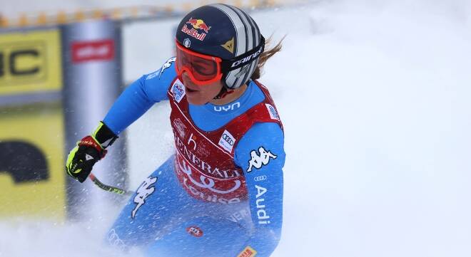 Sofia Goggia torna sugli sci dopo l’infortunio: la colonna sonora è ‘Brividi’