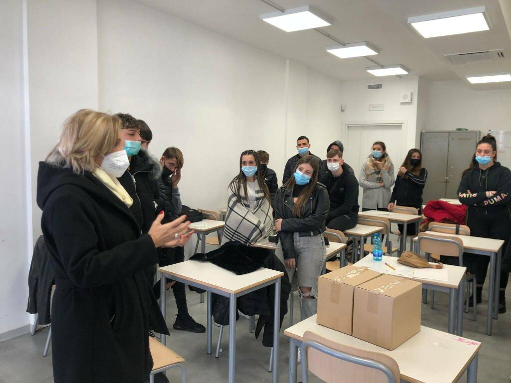 “No tampon tax”: il Comune di Fiumicino regala pacchi di assorbenti alle scuole