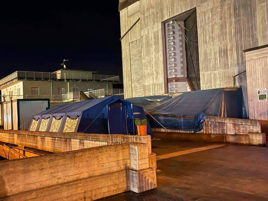 Emergenza freddo a Formia, installata una tensostruttura per i senzatetto