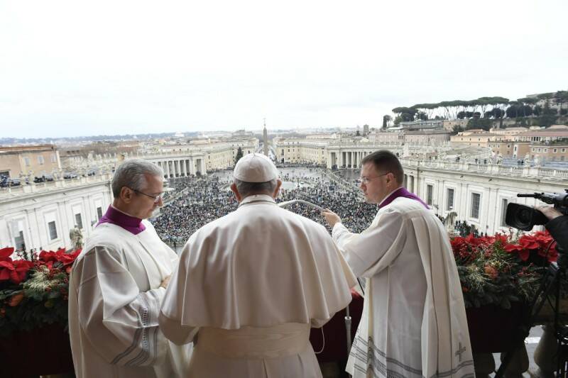 Urbi et Orbi di Natale, Francesco: “Niente scorciatoie: solo il dialogo porta alla fine delle guerre”