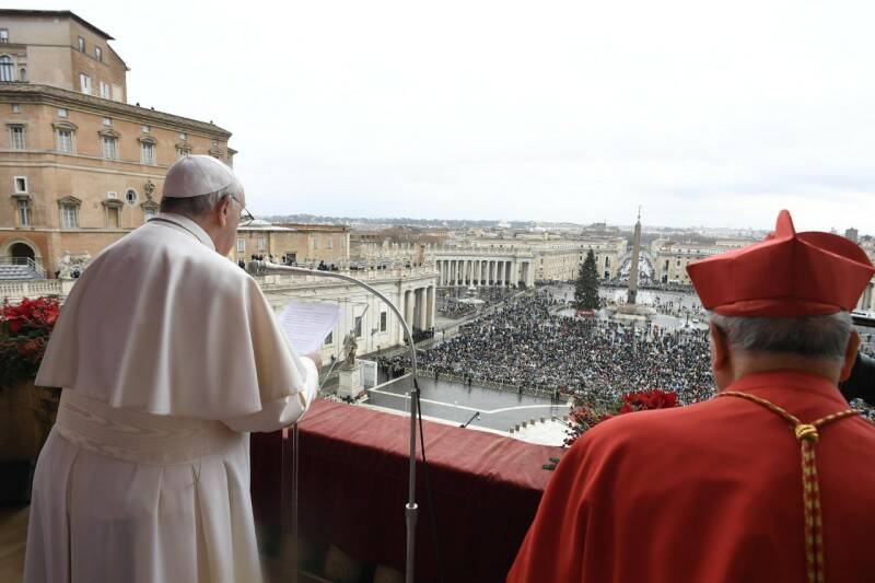 Urbi et Orbi di Natale, Francesco: “Niente scorciatoie: solo il dialogo porta alla fine delle guerre”