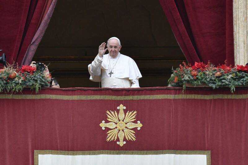 Urbi et Orbi di Natale, Francesco: “Niente scorciatoie: solo il dialogo porta alla fine delle guerre”