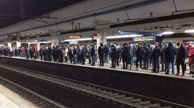Roma-Lido, il Campidoglio promette ma non mantiene: i treni restano gli stessi, i disagi pure