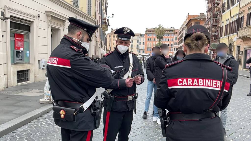 Roma, mascherine Ffp2 e certificato rafforzato su mezzi pubblici e nei locali: valanga di multe