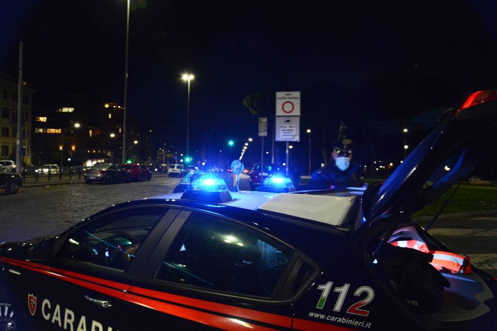 Roma, coppia di fidanzati aggrediti e rapinati per strada: presi due minorenni
