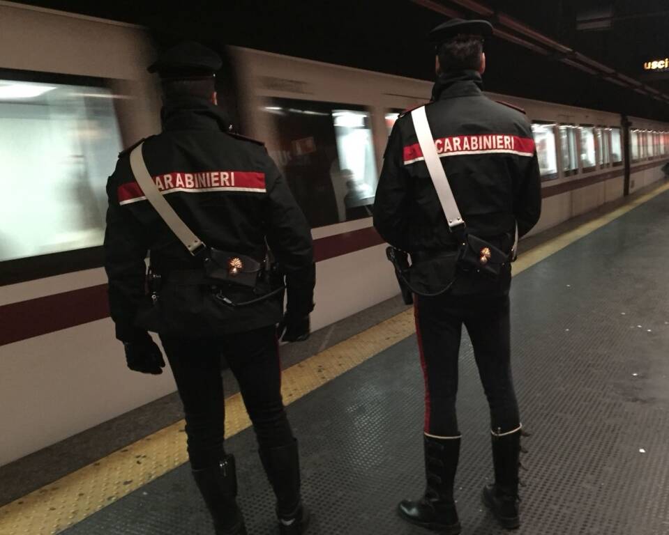 Roma, senza green pass e biglietto si barrica nel bagno del treno diretto a Scauri