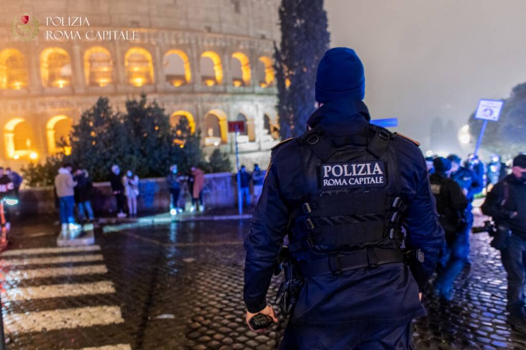 Capodanno 2022 a Roma: assembramenti al Colosseo, botti illegali e camerieri senza mascherine