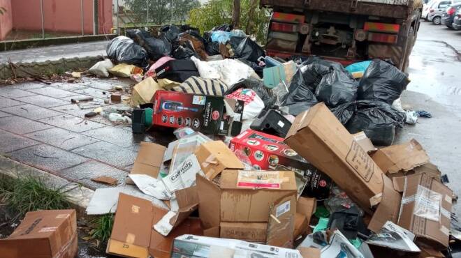Ardea, in 60 gettano montagne di rifiuti di fronte la scuola: pioggia di multe