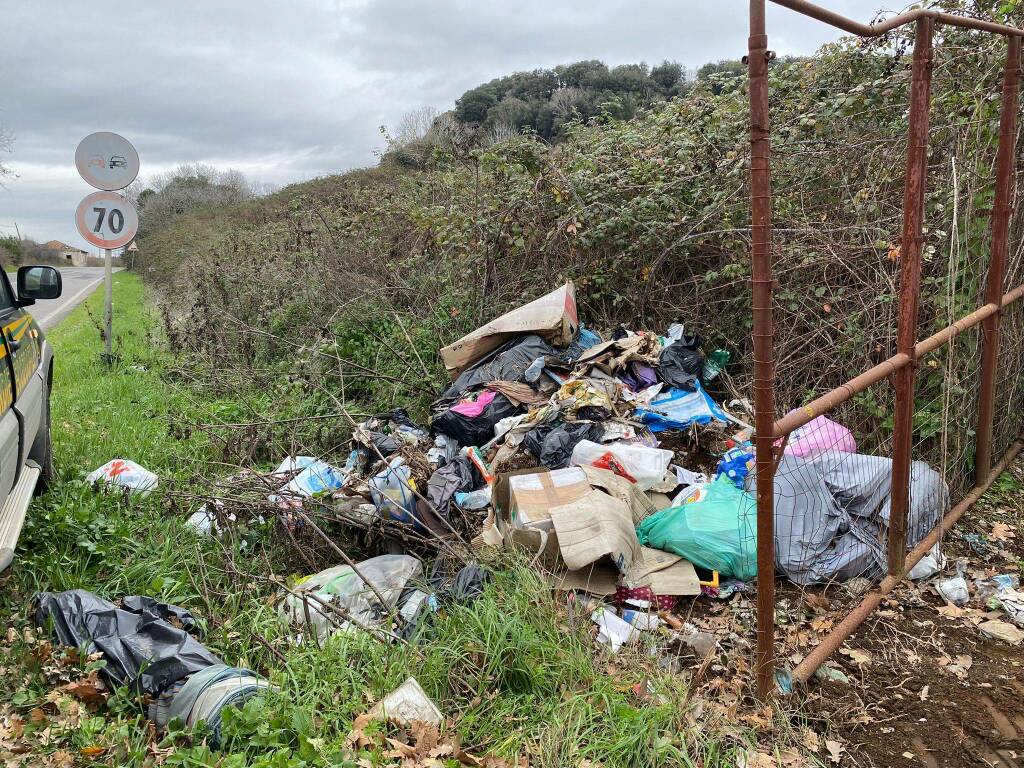 Cerveteri, butta sacchi di rifiuti in strada e crea una discarica: beccato e multato