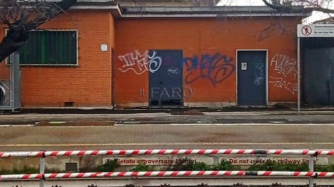 Stazione di Santa Palomba, terra di nessuno: pendolari in balìa di vandali e degrado