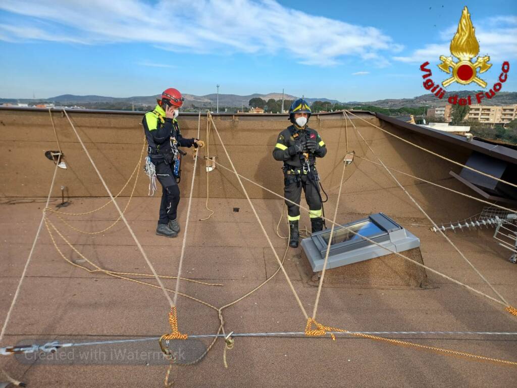 Il vento flagella Civitavecchia: vola un tetto di 200 metri quadrati