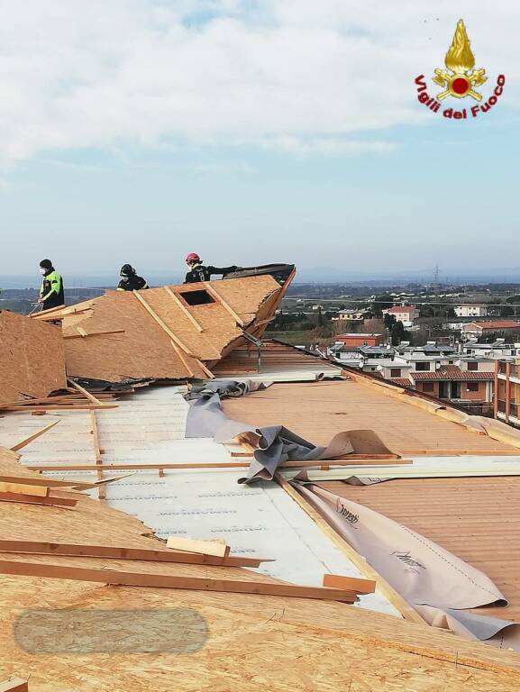Il vento flagella Civitavecchia: vola un tetto di 200 metri quadrati