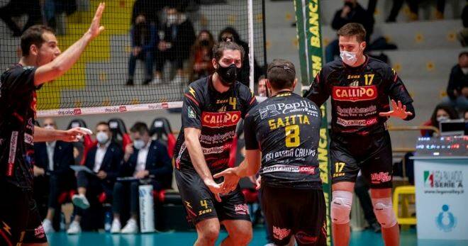 Volley anti Covid: i giocatori del Vibo Valentia in campo con la mascherina