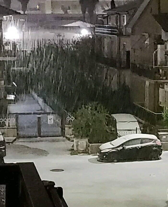 Nevica nella notte a Roma e a Civitavecchia: le immagini