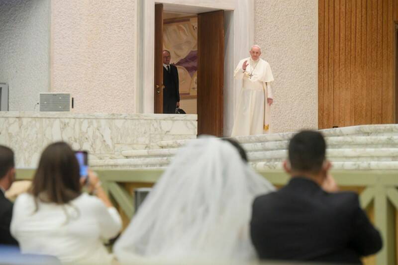Papa Francesco e il dolore alla gamba: “Mi si è infiammato il legamento del ginocchio”