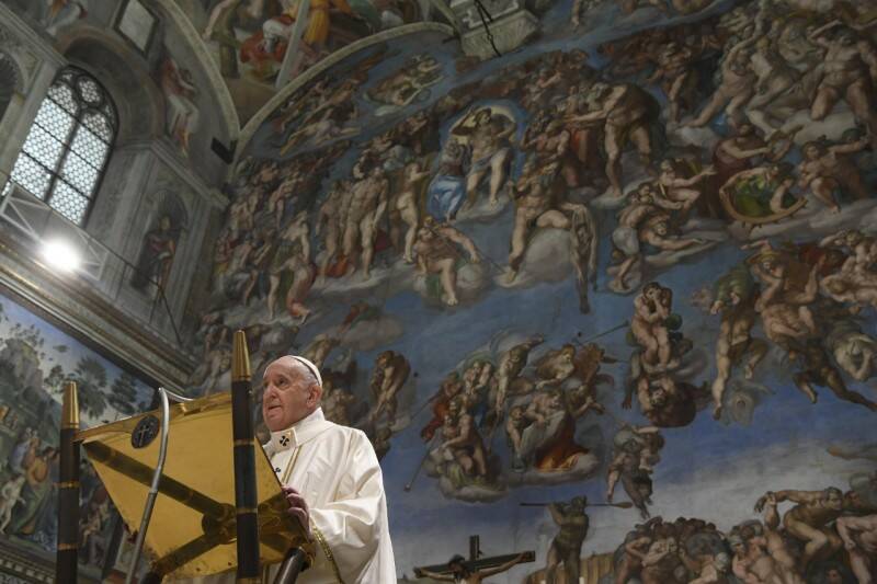 Il Papa battezza 16 neonati, il monito ai genitori: “Custodite l’identità cristiana dei vostri figli”