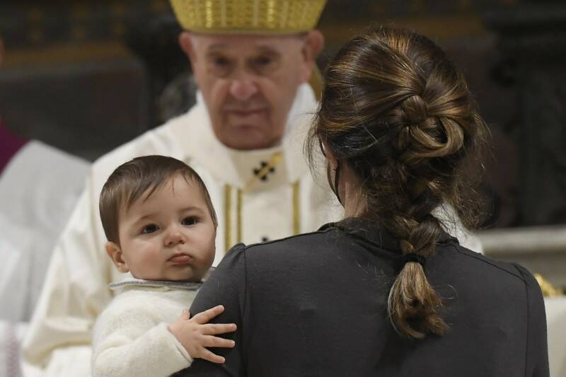 Il Papa battezza 16 neonati, il monito ai genitori: “Custodite l’identità cristiana dei vostri figli”