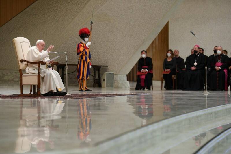 Carceri, Papa Francesco: “Non possono esserci condanne senza finestre di speranza”