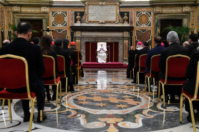 Pedofilia, la condanna del Papa: “Fermezza e rigore per rendere giustizia alle vittime di abusi”
