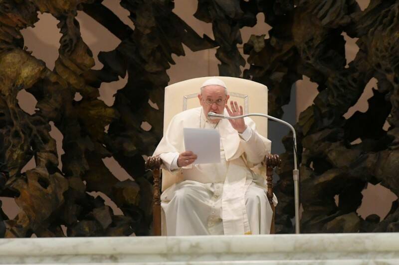 Il Papa ai genitori con figli omosessuali: “Non condannateli”