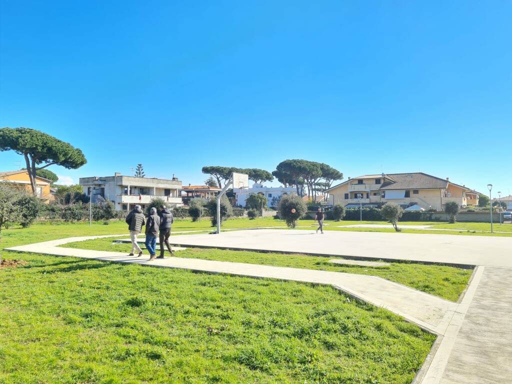 Nuove aree giochi nei parchi di Anzio: il sopralluogo tecnico del Comune