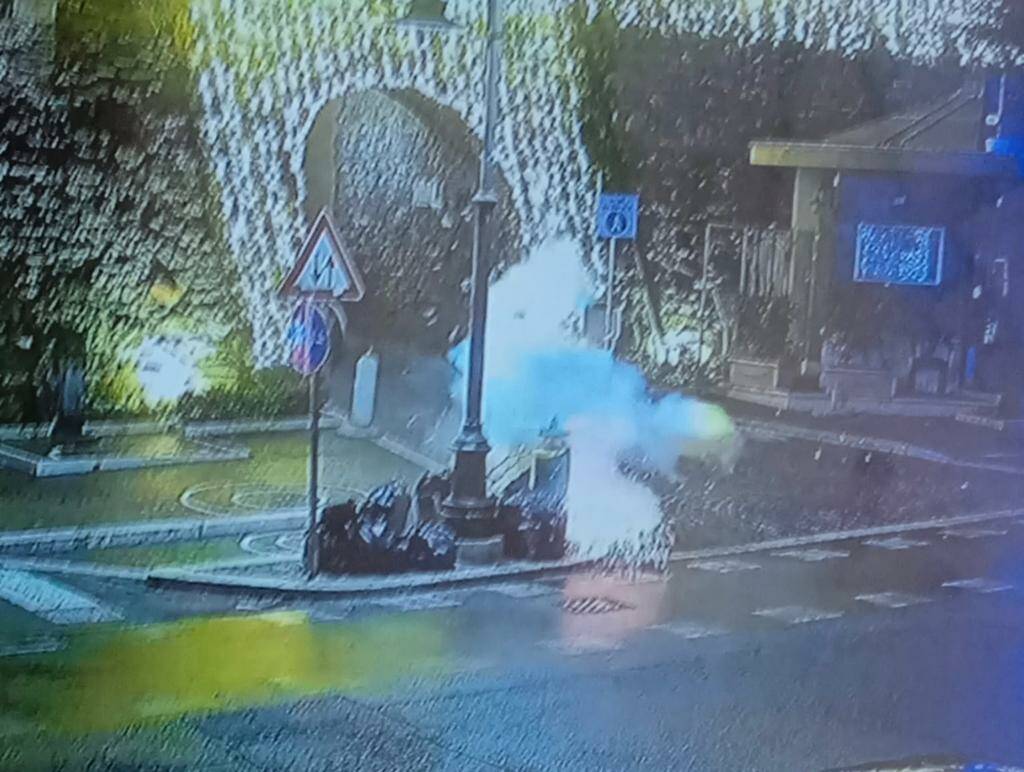 Atti vandalici a Nettuno, petardi nei cestini dei rifiuti: la Polizia locale esamina i video