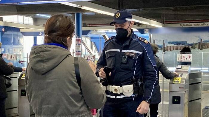 Roma. “Metta la mascherina”, e prende a pugni l’agente all’ingresso della metro