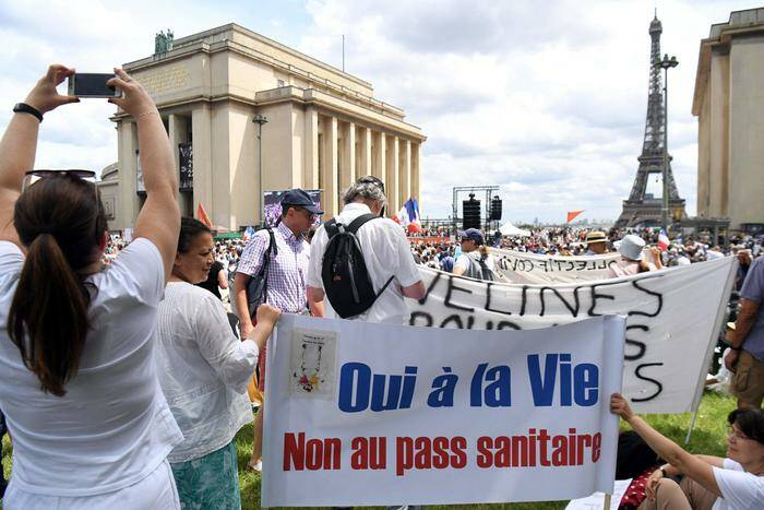 Covid, migliaia di persone in tutta la Francia protestano contro il Super Green pass