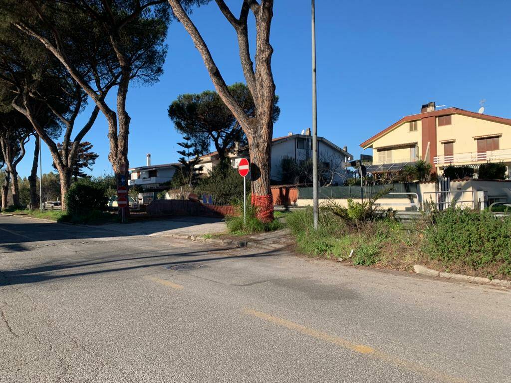 Casal Palocco, i residenti: “Via dei Pescatori, strada dissestata e pericolosa”