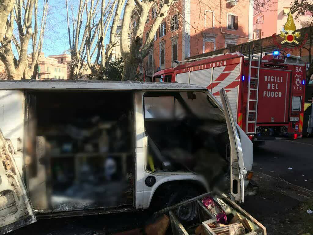 Roma, giallo in via Emo: accorrono per l’incendio di un furgone e trovano un cadavere