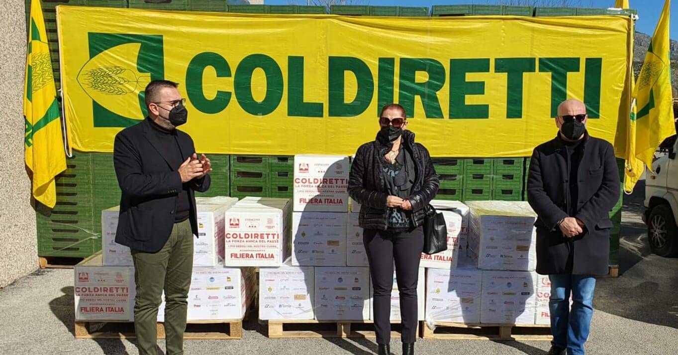 Fondi, Coldiretti dona 1.600 chili di generi alimentari: “Sono destinati ai bisognosi”